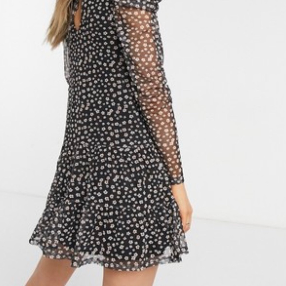 TOPSHOP ruffle shoulder mesh mini dress in daisy print - US 8